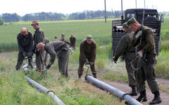 Военнослужащие прокладывают водопровод в Феодосийском районе Крыма © РИА Новости